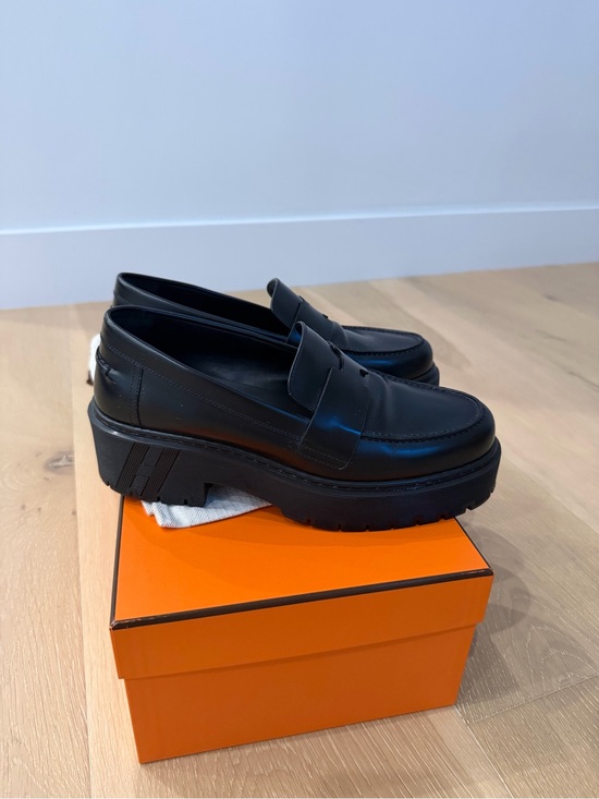 Elegant Hermes Hitch Loafers - Black Glacéd Calfskin - Size 40 main image 7